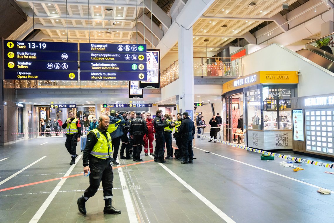 Oslo 20231122.
Politi i avgangshallen på Oslo S der to personer skal være påført stikkskader. Foto: Fredrik Varfjell / NTB Oslo 20231122.
Politi i avgangshallen på Oslo S der to personer skal være påført stikkskader. Foto: Fredrik Varfjell / NTB