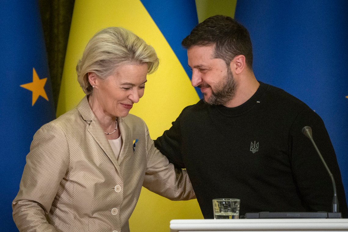 Det er mange som vil tape hvis Kyiv taper. Ursula von der Leyen var på sitt sjette besøk lørdag.Ukrainian President Volodymyr Zelenskyy, right, and European Commission President Ursula von der Leyen attend a press conference in Kyiv, Ukraine, Saturday, Nov. 4, 2023. (AP Photo/Efrem Lukatsky) Det er mange som vil tape hvis Kyiv taper. Ursula von der Leyen var på sitt sjette besøk lørdag.Ukrainian President Volodymyr Zelenskyy, right, and European Commission President Ursula von der Leyen attend a press conference in Kyiv, Ukraine, Saturday, Nov. 4, 2023. (AP Photo/Efrem Lukatsky)