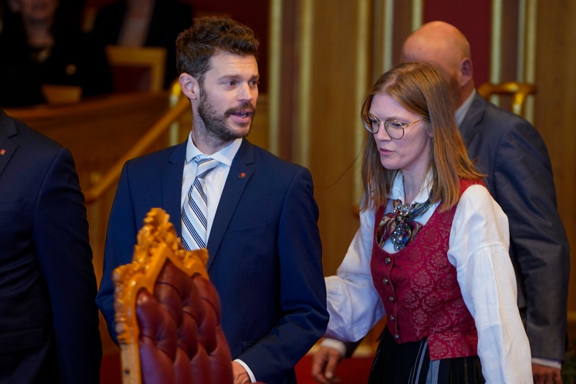 Oslo 20231003.
Stortingsrepresentant Bjørnar Moxnes og Rødt leder Marie Sneve Martinussen under den høytidelige åpningen av det 168. på Stortinget.
Foto: Terje Pedersen / NTB Oslo 20231003.
Stortingsrepresentant Bjørnar Moxnes og Rødt leder Marie Sneve Martinussen under den høytidelige åpningen av det 168. på Stortinget.
Foto: Terje Pedersen / NTB