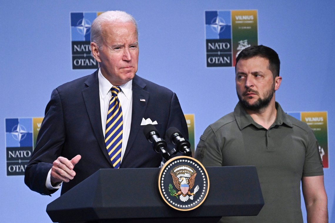 Biden bør trekke seg som presidentkandidat og finne seg en ny rolle. Han kan f.eks. reise rundt for å vise sin støtte til Ukraina og Israel, skriver WSJ. Foto: Paul Ellis/ AP/ NTB Biden bør trekke seg som presidentkandidat og finne seg en ny rolle. Han kan f.eks. reise rundt for å vise sin støtte til Ukraina og Israel, skriver WSJ. Foto: Paul Ellis/ AP/ NTB