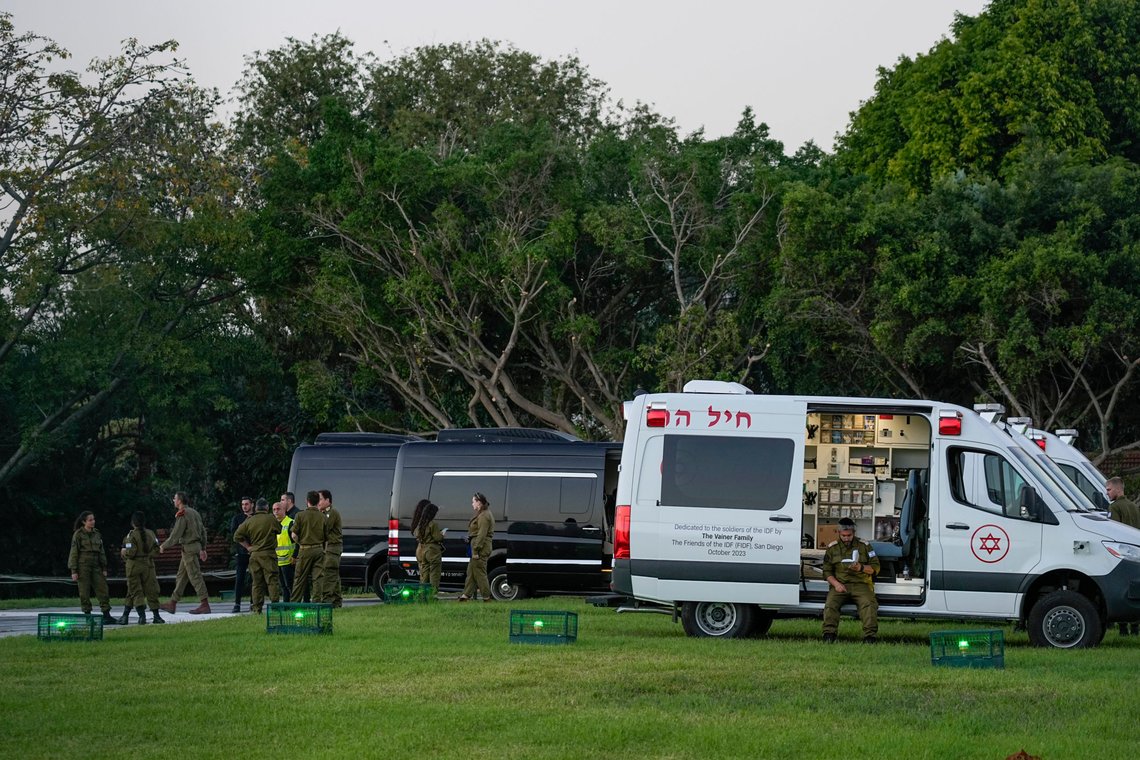 Israelske soldater og helsepersonell står klar til å motta frigitte gisler ved et helsesenter i Petah Tikva i Israel. Foto: Ohad Zwigenberg / AP / NTB Israelske soldater og helsepersonell står klar til å motta frigitte gisler ved et helsesenter i Petah Tikva i Israel. Foto: Ohad Zwigenberg / AP / NTB