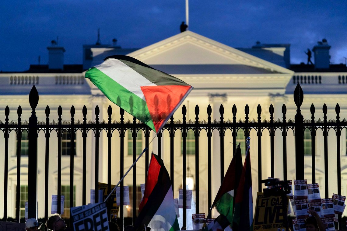 Aossicated Press er sterkt venstreorientert og kan ikke få seg til å kalle demonstrantene noe annet enn "anti-war". Billedtekst: Anti-war activists protest outside of The White House during a pro-Palestinian demonstration asking for a cease-fire in Gaza in Washington, Saturday, Nov. 4, 2023.(AP Photo/Jose Luis Magana) Aossicated Press er sterkt venstreorientert og kan ikke få seg til å kalle demonstrantene noe annet enn "anti-war". Billedtekst: Anti-war activists protest outside of The White House during a pro-Palestinian demonstration asking for a cease-fire in Gaza in Washington, Saturday, Nov. 4, 2023.(AP Photo/Jose Luis Magana)