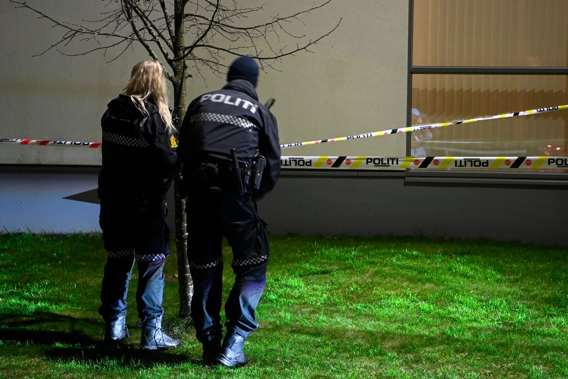 Politiet sperret av området rundt drapsåstedet i Porsgrunn, etter at en mann ble pågrepet mistenkt for drap på en annen mann i Porsgrunn i Telemark.
Foto: Annika Byrde / NTB Politiet sperret av området rundt drapsåstedet i Porsgrunn, etter at en mann ble pågrepet mistenkt for drap på en annen mann i Porsgrunn i Telemark.
Foto: Annika Byrde / NTB
