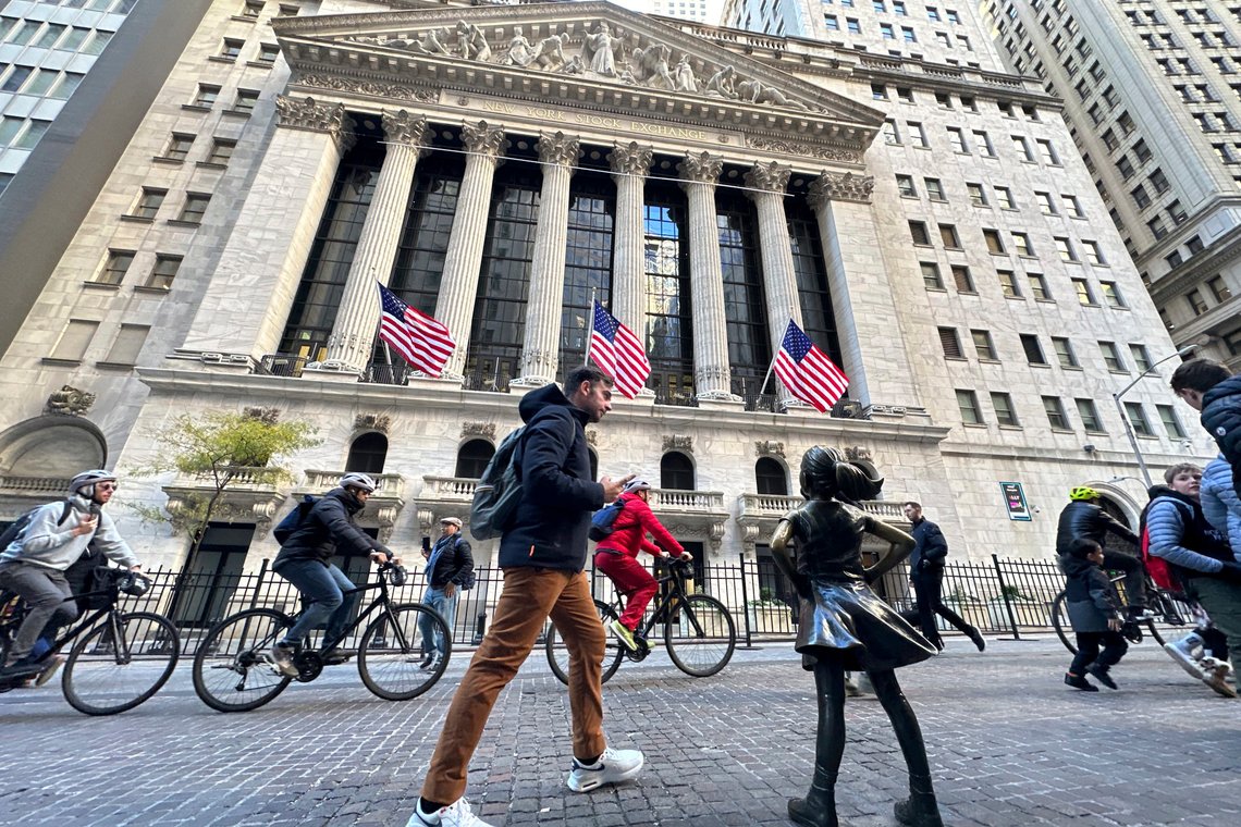 Børsen i New York, med statuen «Fearless Girl» i front. Aksjekursene stiger, men ESG-fondene henger ikke med. Foto: AP /Ted Shaffrey /NTB Børsen i New York, med statuen «Fearless Girl» i front. Aksjekursene stiger, men ESG-fondene henger ikke med. Foto: AP /Ted Shaffrey /NTB