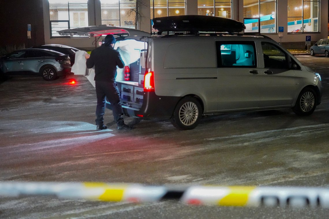 Politiet i arbeid ved Mossehallen etter skytingen tirsdag. Mannen som ble skutt er svensk statsborger, og er kjent av politiet fra tidligere. Foto: Terje Bendiksby / NTB Politiet i arbeid ved Mossehallen etter skytingen tirsdag. Mannen som ble skutt er svensk statsborger, og er kjent av politiet fra tidligere. Foto: Terje Bendiksby / NTB