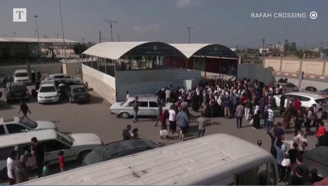 Grenseovergangen ved Rafah er åpnet, og over 80 sårede palestinere samt et ukjent antall utenlandske borgere skal nå ha ankommet Egypt. Stillbilde video/ The Times Grenseovergangen ved Rafah er åpnet, og over 80 sårede palestinere samt et ukjent antall utenlandske borgere skal nå ha ankommet Egypt. Stillbilde video/ The Times