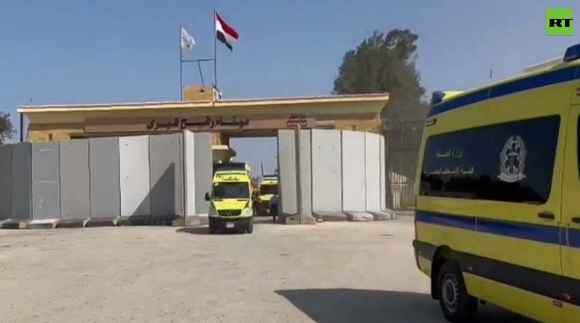 Ambulanser og biler fra Røde halvmåne transporterer sårede palestinere gjennom Rafah grenseovergang til behandling i Egypt. Stillbilde video/ X Ambulanser og biler fra Røde halvmåne transporterer sårede palestinere gjennom Rafah grenseovergang til behandling i Egypt. Stillbilde video/ X