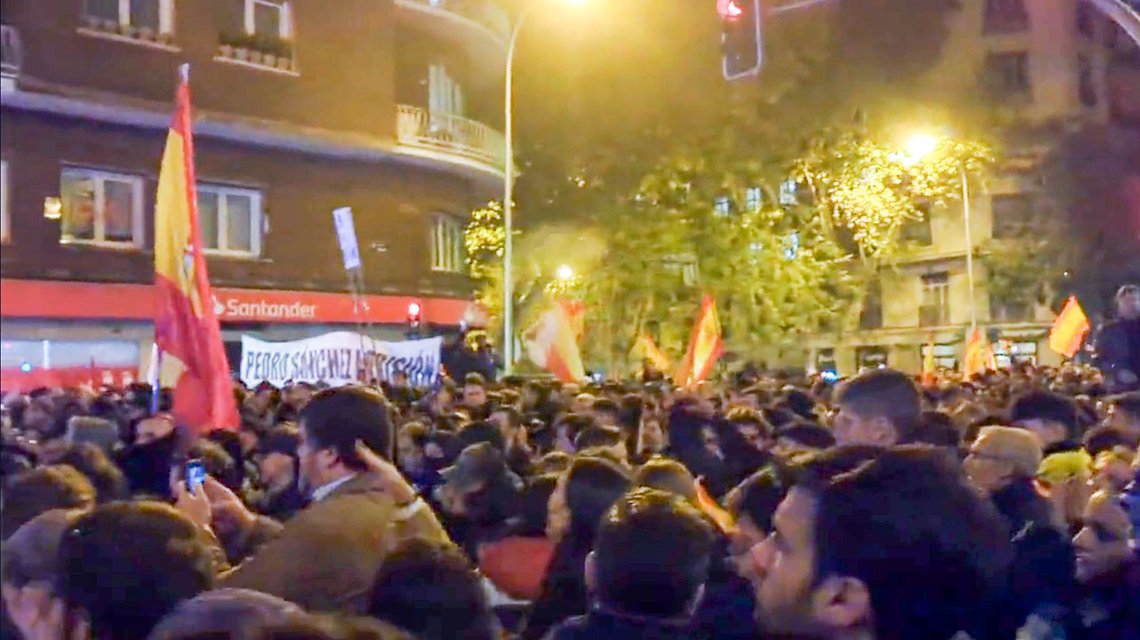 7000 mennesker sang «Spania er kristent, ikke muslimsk» i Madrids gater. Videoklipp fra Twitter 7000 mennesker sang «Spania er kristent, ikke muslimsk» i Madrids gater. Videoklipp fra Twitter