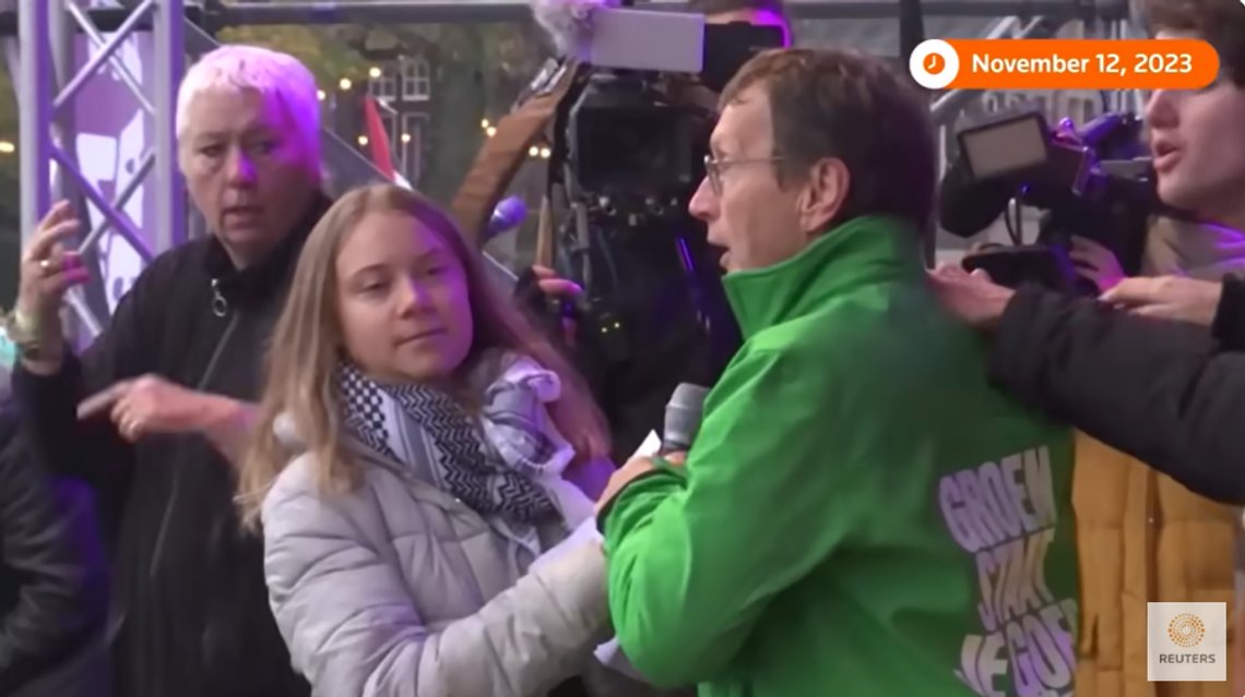 Gretha Thunberg ble konfrontert på scenen under en klimademonstrasjon i Amsterdam hvor hun fokuserte på palestinere. Nå angripes hun av De Grønne i Tyskland. Stillbilde YouTube Gretha Thunberg ble konfrontert på scenen under en klimademonstrasjon i Amsterdam hvor hun fokuserte på palestinere. Nå angripes hun av De Grønne i Tyskland. Stillbilde YouTube