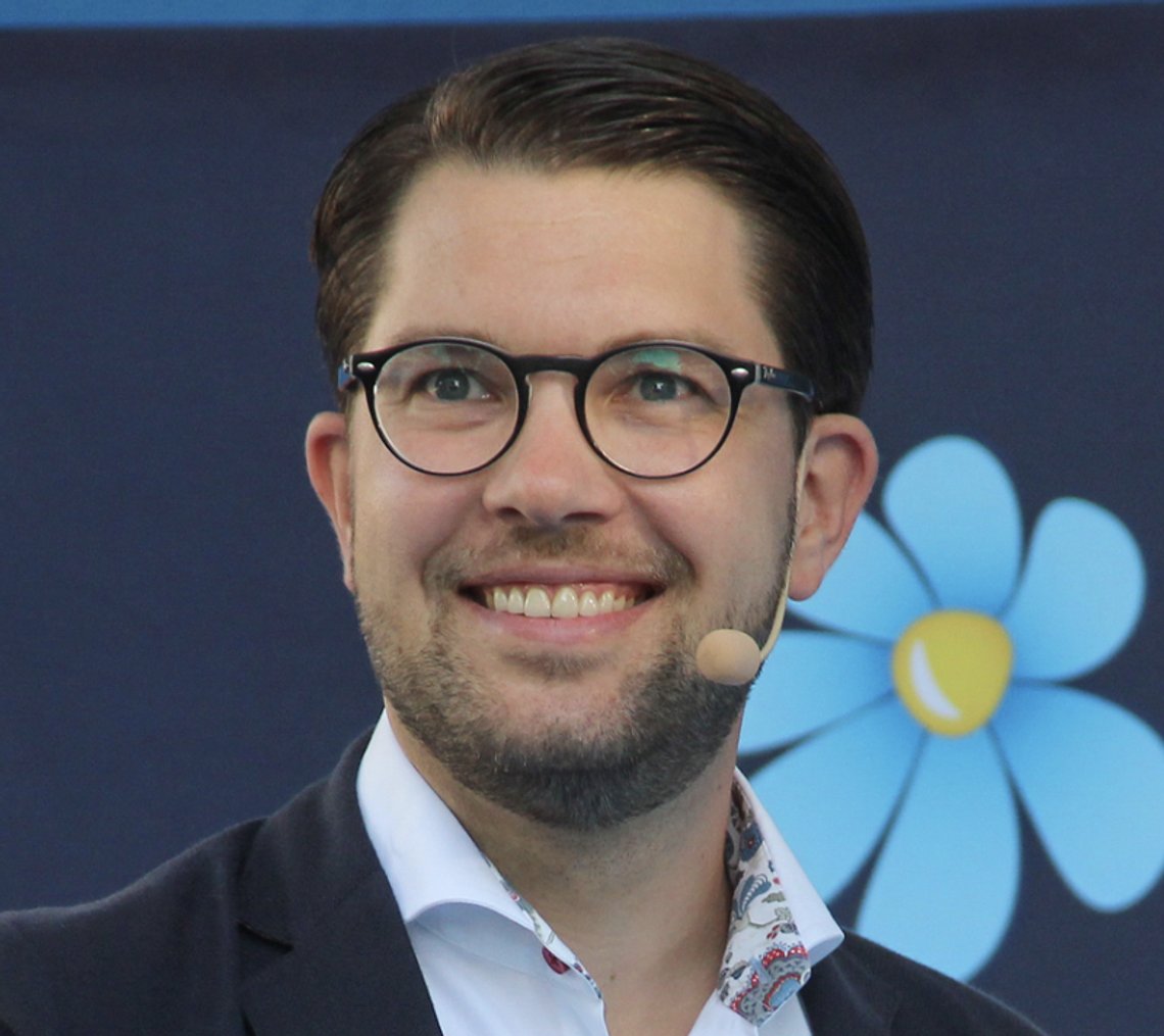SD-leder Jimmie Åkesson bøyer seg for klimamobben. Foto: Készítette:/ CC BY-SA 2.0, / Wikimedia Commons SD-leder Jimmie Åkesson bøyer seg for klimamobben. Foto: Készítette:/ CC BY-SA 2.0, / Wikimedia Commons