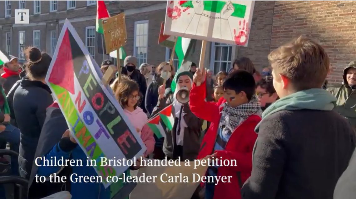 Britiske skolebarn demonstrerer for palestinerne i skoletiden, og hylles av en av lederne for De Grønne, Carla Denyer. Stillbilde video/ The Times Britiske skolebarn demonstrerer for palestinerne i skoletiden, og hylles av en av lederne for De Grønne, Carla Denyer. Stillbilde video/ The Times