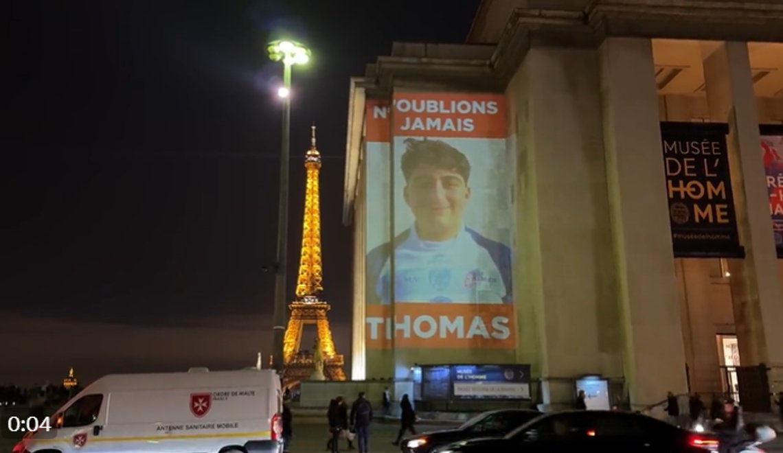 La oss aldri glemme. Et midlertidig minnesmerke over Thomas ble oppført ved i Paris, rett ved Eiffeltårnet. Stillbilde X/ Institute pour la Justice La oss aldri glemme. Et midlertidig minnesmerke over Thomas ble oppført ved i Paris, rett ved Eiffeltårnet. Stillbilde X/ Institute pour la Justice