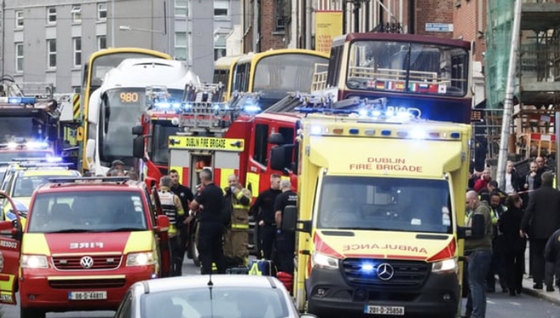Knivangrep i Dublin, flere barn er skadet utenfor en barneskole. Stillbilde video/ RTE Knivangrep i Dublin, flere barn er skadet utenfor en barneskole. Stillbilde video/ RTE
