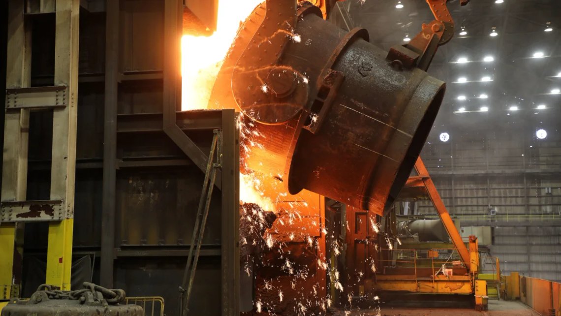 Bildet er fra en av U.S. Steels fabrikker hvor stålproduksjonen er på sitt heteste. Nå er selskapet eid av japanske Nippon Steel. Foto: U.S. Steel Bildet er fra en av U.S. Steels fabrikker hvor stålproduksjonen er på sitt heteste. Nå er selskapet eid av japanske Nippon Steel. Foto: U.S. Steel