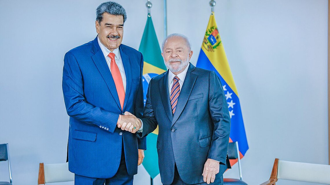 Sydamerikanske sjarmtroll: Venezuelas president Nicolás Maduro holder sin småvokste venn Lula da Silva i hånden i Planalto-palasset i Brasilia. Foto: Ricardo Stuckert/PR, Wikimedia Commons CC BY 2.0 DEED Sydamerikanske sjarmtroll: Venezuelas president Nicolás Maduro holder sin småvokste venn Lula da Silva i hånden i Planalto-palasset i Brasilia. Foto: Ricardo Stuckert/PR, Wikimedia Commons CC BY 2.0 DEED