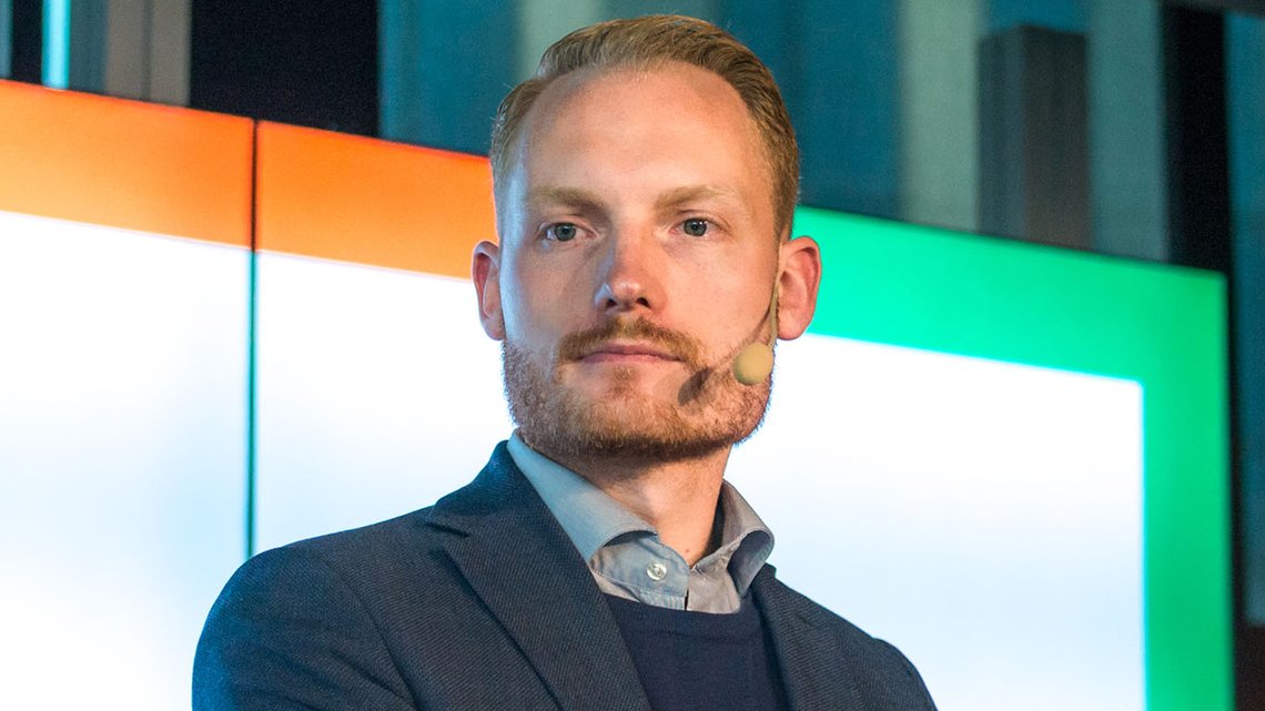 Sverigedemokraternas Aron Emilsson. Foto: Frankie Fouganthin, Wikimedia Commons CC BY-SA 4.0 DEED Sverigedemokraternas Aron Emilsson. Foto: Frankie Fouganthin, Wikimedia Commons CC BY-SA 4.0 DEED