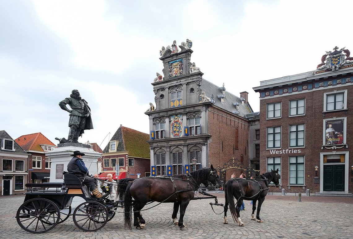 Jan Pieterszoon Coen på sokkel i Hoorn. Foto: Ben Bender, Wikimedia Commons CC BY-SA 3.0 DEED Jan Pieterszoon Coen på sokkel i Hoorn. Foto: Ben Bender, Wikimedia Commons CC BY-SA 3.0 DEED