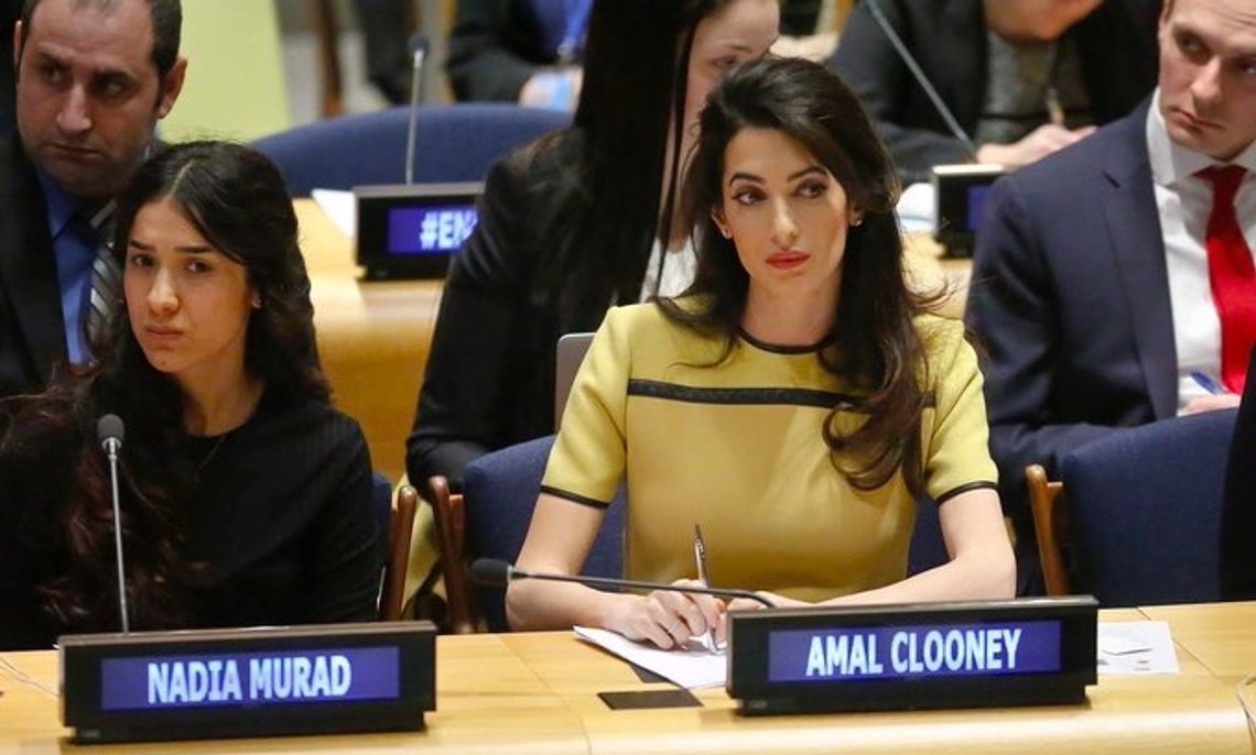 Today, Amal Clooney filed a groundbreaking lawsuit in a US federal court against French conglomerate Lafarge. She represents over 400 Yazidi-Americans, including @NadiaMuradBasee, suing Lafarge for conspiring to provide material support to ISIS while they committed genocide. Skjermbilde fra X, DoughtyStPublic. Today, Amal Clooney filed a groundbreaking lawsuit in a US federal court against French conglomerate Lafarge. She represents over 400 Yazidi-Americans, including @NadiaMuradBasee, suing Lafarge for conspiring to provide material support to ISIS while they committed genocide. Skjermbilde fra X, DoughtyStPublic.