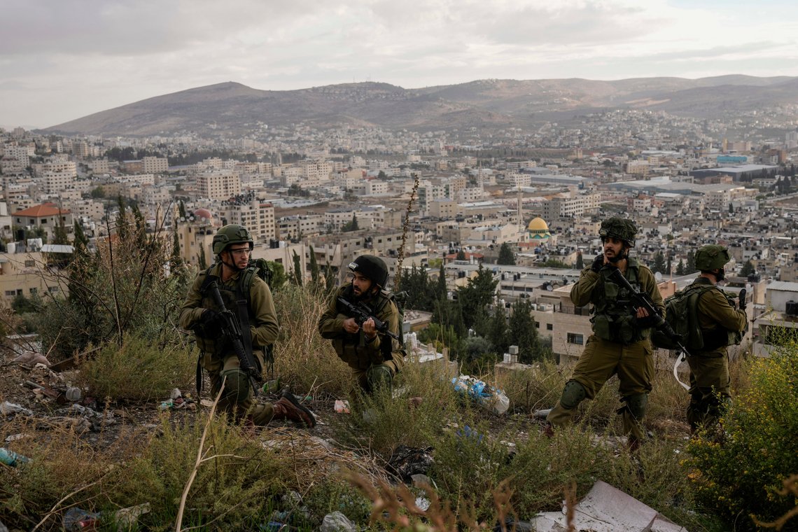 AP er eid av venstreorienterte fond og hver eneste billedtekst reflekterer hvilken side de står på. Legg merke til tallet 750.000: I stedet for å snakke om apartheid kunne mediene spørre om ikke levestandarden til araberne I Israel er høyere enn I arabiske land. FILE - Israeli soldiers are seen during a military operation, Nov. 19, 2023, in the Balata refugee camp, West Bank. The release of Palestinian prisoners under the Israel-Hamas cease-fire agreement last week has touched nearly everyone in the occupied West Bank, where 750,000 Palestinians have been arrested since 1967. In negotiations with Israel to free hostages in Hamas captivity in Gaza, the militant group has pushed for the release of high-profile prisoners. But experts say most Palestinians passing through Israel’s ever-revolving prison door are young men arrested in the middle of the night for throwing stones and firebombs in villages near Israeli settlements. (AP Photo/Majdi Mohammed, File) AP er eid av venstreorienterte fond og hver eneste billedtekst reflekterer hvilken side de står på. Legg merke til tallet 750.000: I stedet for å snakke om apartheid kunne mediene spørre om ikke levestandarden til araberne I Israel er høyere enn I arabiske land. FILE - Israeli soldiers are seen during a military operation, Nov. 19, 2023, in the Balata refugee camp, West Bank. The release of Palestinian prisoners under the Israel-Hamas cease-fire agreement last week has touched nearly everyone in the occupied West Bank, where 750,000 Palestinians have been arrested since 1967. In negotiations with Israel to free hostages in Hamas captivity in Gaza, the militant group has pushed for the release of high-profile prisoners. But experts say most Palestinians passing through Israel’s ever-revolving prison door are young men arrested in the middle of the night for throwing stones and firebombs in villages near Israeli settlements. (AP Photo/Majdi Mohammed, File)