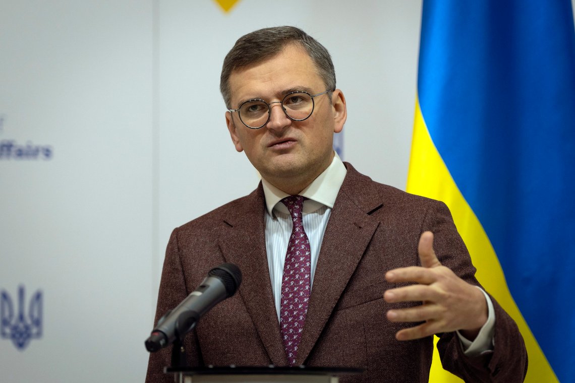 Ukrainas utenriksminister Dmytro Kuleba reagerer sterkt på IOCs avgjørelse om å godta at utøvere fra Russland og Hviterussland får delta i OL under nøytralt flagg. Foto: Efrem Lukatskij / AP / NTB Ukrainas utenriksminister Dmytro Kuleba reagerer sterkt på IOCs avgjørelse om å godta at utøvere fra Russland og Hviterussland får delta i OL under nøytralt flagg. Foto: Efrem Lukatskij / AP / NTB