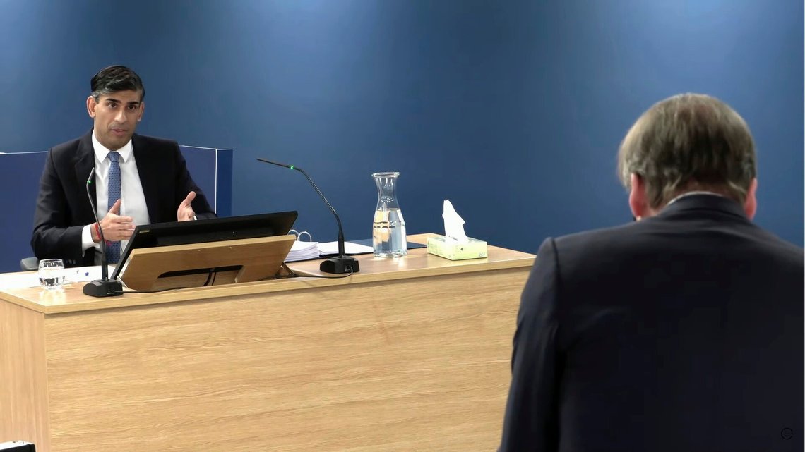 Statsminister Rishi Sunak under mandagens høring i komiteen som gransker myndighetenes håndtering av koronapandemien. Sunak var blant flere statsråder som fikk kritikk for å ikke ta pandemien på alvor. Foto: AP / NTB Statsminister Rishi Sunak under mandagens høring i komiteen som gransker myndighetenes håndtering av koronapandemien. Sunak var blant flere statsråder som fikk kritikk for å ikke ta pandemien på alvor. Foto: AP / NTB
