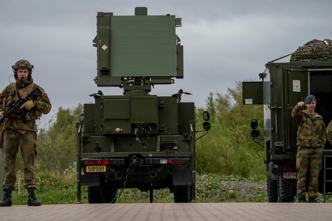 Ørlandet 20230531.
Missilforsvarssystemet Nasams under jagerflyøvelsen Arctic Challenge Exercise (ACE) på Ørlandet flystasjon. Fly fra Norge, Belgia Tsjekkia, Italia, Nederland og USA har base på Ørlandet under øvelsen. omlag 150 fly fra 14 land samt NATO deltar og det flys fra fire baser, to i Finland, en i Sverige og Ørland i Norge.
Foto: Cornelius Poppe / NTB Ørlandet 20230531.
Missilforsvarssystemet Nasams under jagerflyøvelsen Arctic Challenge Exercise (ACE) på Ørlandet flystasjon. Fly fra Norge, Belgia Tsjekkia, Italia, Nederland og USA har base på Ørlandet under øvelsen. omlag 150 fly fra 14 land samt NATO deltar og det flys fra fire baser, to i Finland, en i Sverige og Ørland i Norge.
Foto: Cornelius Poppe / NTB