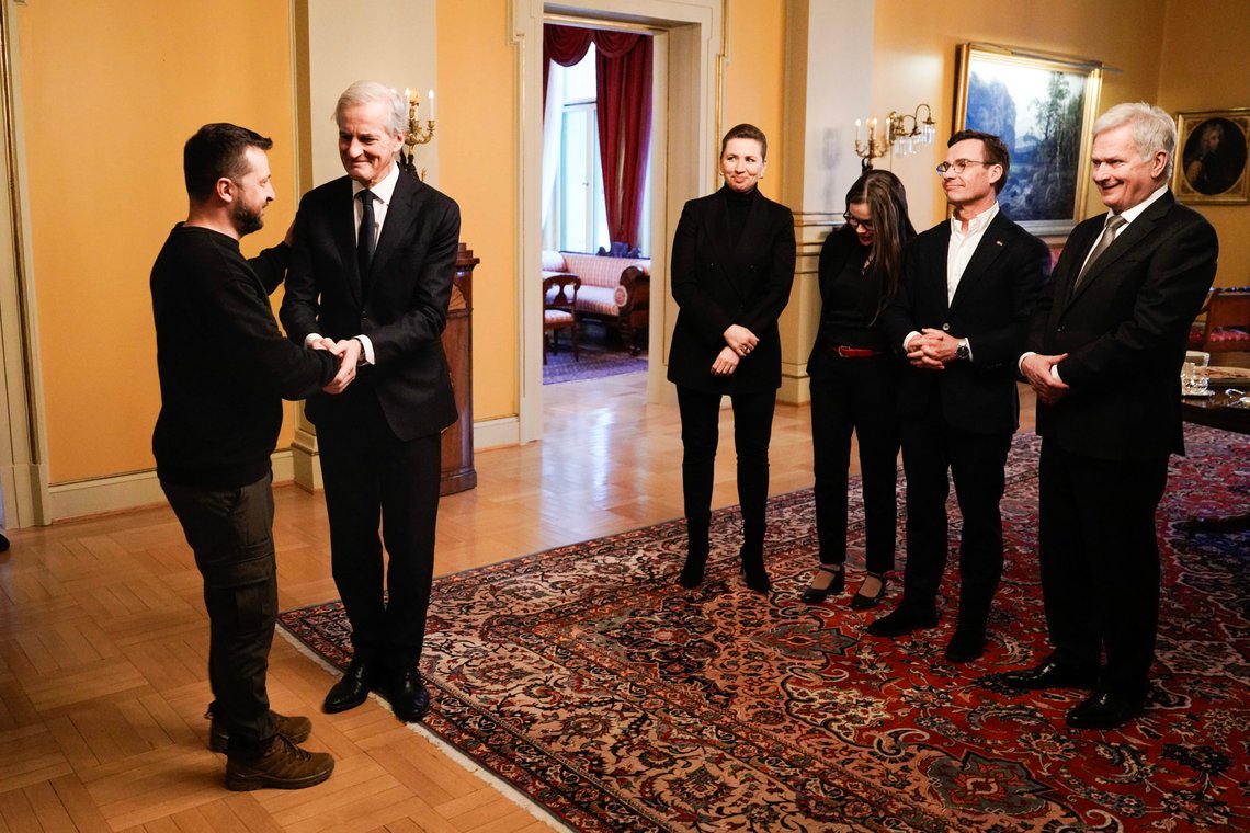 Oslo 20231213.
Oslo 20231213.
Ukrainas president Volodymyr Zelenskyj tas imot av statsminister Jonas Gahr Støre (Ap) ved regjeringens representasjonsbolig i Oslo onsdag.
Statsminister Jonas Gahr Støre er vertskap for et nordisk toppmøte i Oslo onsdag. På møtet deltar Ukrainas president Volodymyr Zelenskyj, Finlands president, samt statsministrene fra Island, Sverige og Danmark. Tema for møtet er samarbeid om forsvars- og sikkerhetspolitikk.
Foto: Cornelius Poppe / NTB / POOL Oslo 20231213.
Oslo 20231213.
Ukrainas president Volodymyr Zelenskyj tas imot av statsminister Jonas Gahr Støre (Ap) ved regjeringens representasjonsbolig i Oslo onsdag.
Statsminister Jonas Gahr Støre er vertskap for et nordisk toppmøte i Oslo onsdag. På møtet deltar Ukrainas president Volodymyr Zelenskyj, Finlands president, samt statsministrene fra Island, Sverige og Danmark. Tema for møtet er samarbeid om forsvars- og sikkerhetspolitikk.
Foto: Cornelius Poppe / NTB / POOL