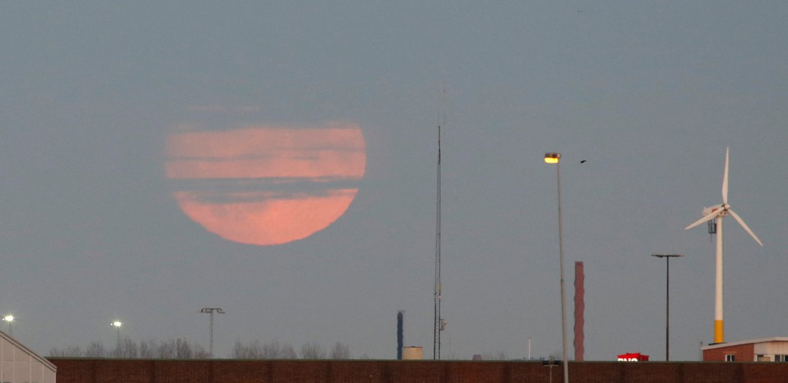 MALMÖ, SVERIGE 20161113.
Supermånen på vei opp bak et tynt skylag over Malmø havn søndag. En supermåne kan være så mye som 14 prosent større og 30 prosent lysere enn en vanlig fullmåne.
Foto: Drago Prvulovic/TT / NTB MALMÖ, SVERIGE 20161113.
Supermånen på vei opp bak et tynt skylag over Malmø havn søndag. En supermåne kan være så mye som 14 prosent større og 30 prosent lysere enn en vanlig fullmåne.
Foto: Drago Prvulovic/TT / NTB