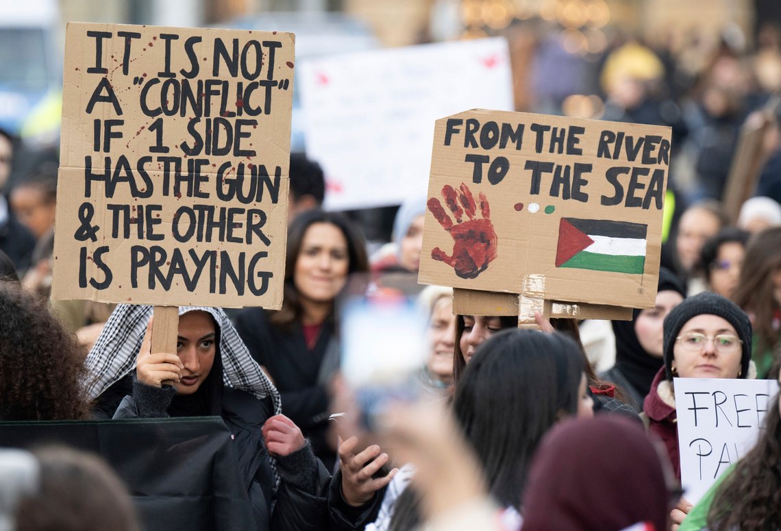 Fra en pro-palestinsk demonstrasjon i Frankfurt. Muslimene er bare uskyldige lam som ber til sin Allah, så kommer de onde jødene med sine våpen. Foto: Boris Roessler/ dpa/ AP/ NTB Fra en pro-palestinsk demonstrasjon i Frankfurt. Muslimene er bare uskyldige lam som ber til sin Allah, så kommer de onde jødene med sine våpen. Foto: Boris Roessler/ dpa/ AP/ NTB