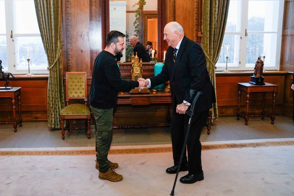 Oslo 20231213.
Ukrainas president Volodymyr Zelenskyj tas imot av kong Harald, i audiens på Slottet.
Foto: Fredrik Varfjell / NTB Oslo 20231213.
Ukrainas president Volodymyr Zelenskyj tas imot av kong Harald, i audiens på Slottet.
Foto: Fredrik Varfjell / NTB