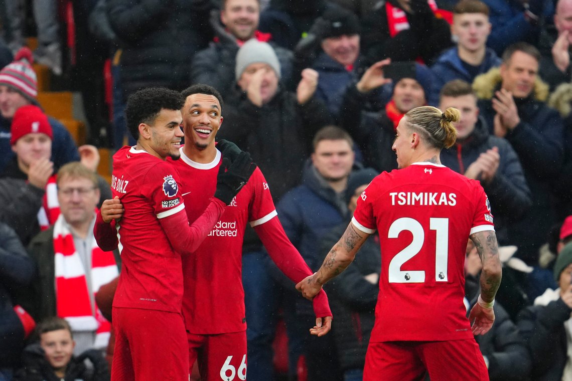Trent Alexander-Arnold vartet opp med en kjempefrispark mot Fulham. Liverpool passerte Manchester City på tabellen, det er orden i kosmos. Foto: Jon Super / AP Photo / NTB. Trent Alexander-Arnold vartet opp med en kjempefrispark mot Fulham. Liverpool passerte Manchester City på tabellen, det er orden i kosmos. Foto: Jon Super / AP Photo / NTB.