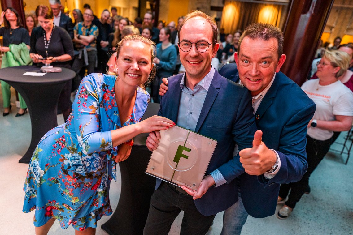 Oslo 20220601.
Markedsprisen går til Forsvarets forum. F.v.: Andrea Rognstrand, redaktør Stian Eisenträger og Paal Ravnaas.
Foto: Håkon Mosvold Larsen / NTB Oslo 20220601.
Markedsprisen går til Forsvarets forum. F.v.: Andrea Rognstrand, redaktør Stian Eisenträger og Paal Ravnaas.
Foto: Håkon Mosvold Larsen / NTB