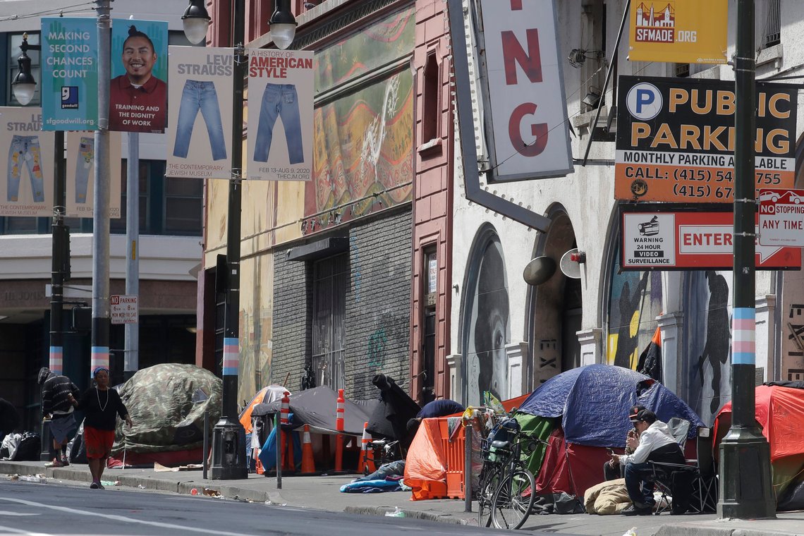 Hjemløse på Golden Gate Avenue i San Francisco, et stadig vanligere syn. Foto: AP '/Jeff Chiu/ NTB Hjemløse på Golden Gate Avenue i San Francisco, et stadig vanligere syn. Foto: AP '/Jeff Chiu/ NTB