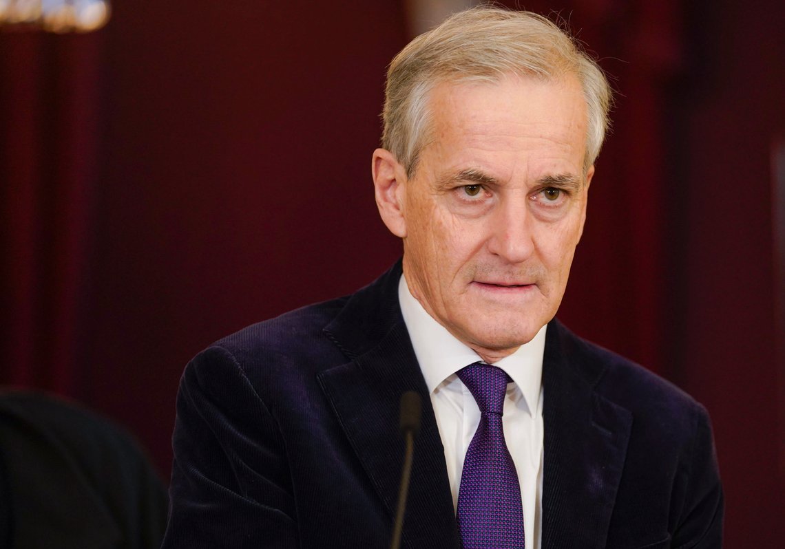 Statsminister Jonas Gahr Støre (Ap) blir mer og mer desperat etter å beholde statsministerstolen.
Foto: Lise Åserud / NTB Statsminister Jonas Gahr Støre (Ap) blir mer og mer desperat etter å beholde statsministerstolen.
Foto: Lise Åserud / NTB