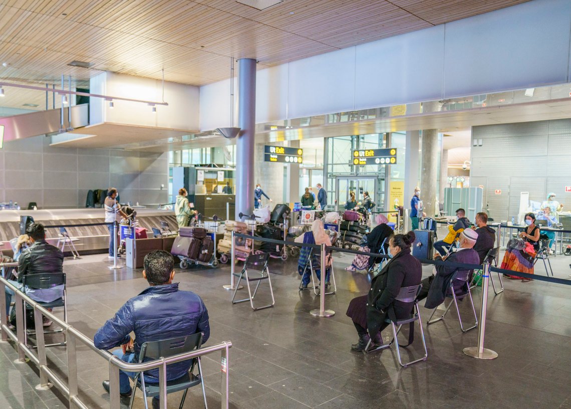 Gardermoen, Oslo 20210406.
Alle som kommer til Oslo Lufthavn fra utlandet må teste seg. Om du har vært på en såkalt nødvendig reise, kan du reise hjem å holde deg i karantene der. Om du har vært på ferie, må du på karantenehotell.
Foto: Torstein Bøe / NTB Gardermoen, Oslo 20210406.
Alle som kommer til Oslo Lufthavn fra utlandet må teste seg. Om du har vært på en såkalt nødvendig reise, kan du reise hjem å holde deg i karantene der. Om du har vært på ferie, må du på karantenehotell.
Foto: Torstein Bøe / NTB