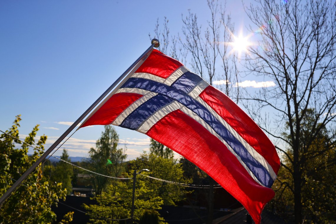 Norsk flagg vaier i vinden på en balkong.
Foto: Ørn E. Borgen / NTB Norsk flagg vaier i vinden på en balkong.
Foto: Ørn E. Borgen / NTB