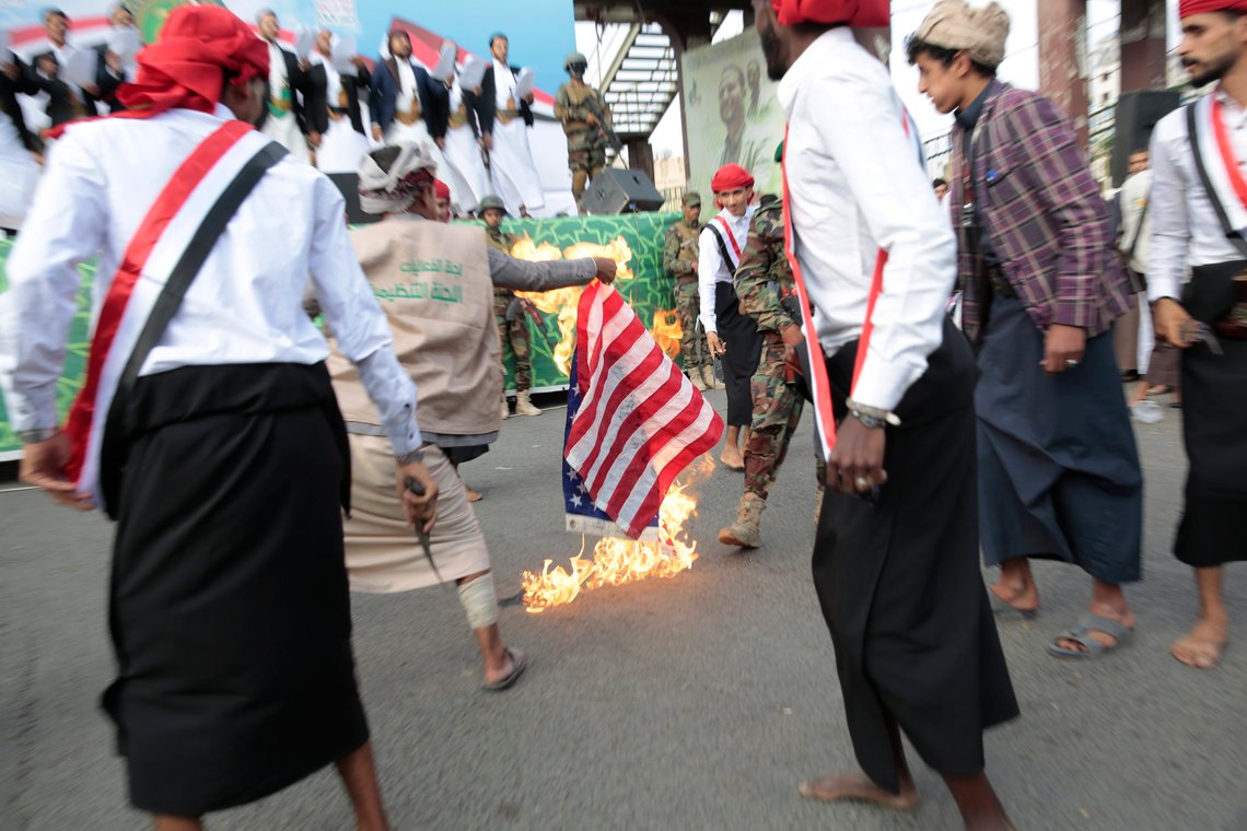 Houthi-opprørere støttes av Iran og frykter ikke Biden-regimets svake militære ledelse. Det kan koste amerikanske soldater livet. Foto: AP /Hani Mohammed /NTB Houthi-opprørere støttes av Iran og frykter ikke Biden-regimets svake militære ledelse. Det kan koste amerikanske soldater livet. Foto: AP /Hani Mohammed /NTB