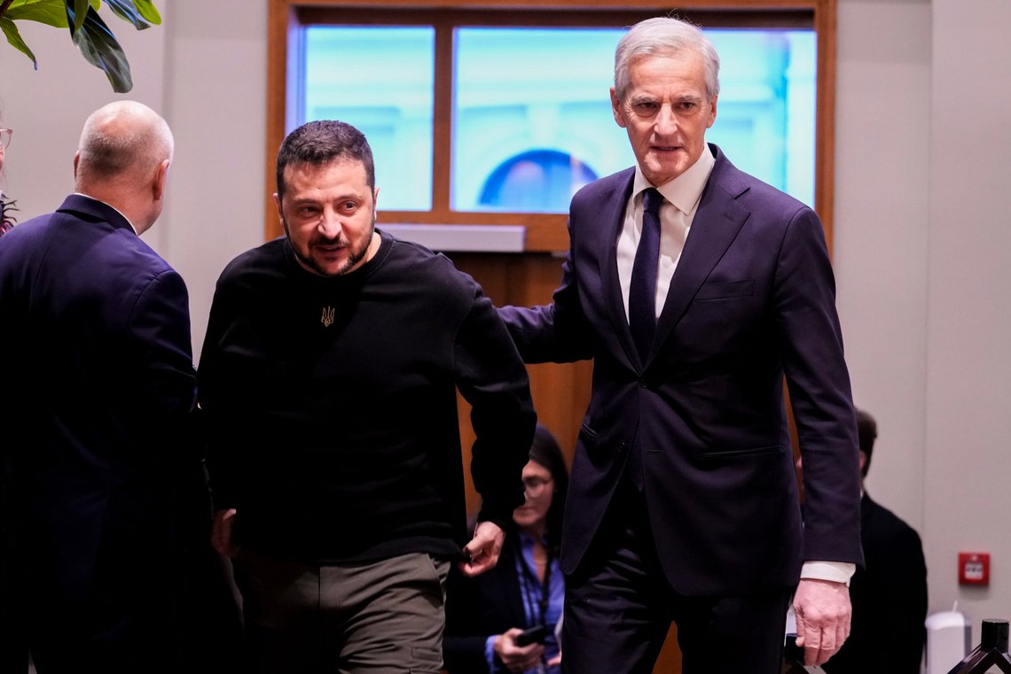 Oslo 20231213.
Ukrainas president Volodymyr Zelenskyj tas imot av statsminister Jonas Gahr Støre (Ap) ved regjeringens representasjonsbolig i Oslo onsdag.
Statsminister Jonas Gahr Støre er vertskap for et nordisk toppmøte i Oslo onsdag. På møtet deltar Ukrainas president Volodymyr Zelenskyj, Finlands president, samt statsministrene fra Island, Sverige og Danmark. Tema for møtet er samarbeid om forsvars- og sikkerhetspolitikk.
Foto: Javad Parsa / NTB / POOL Oslo 20231213.
Ukrainas president Volodymyr Zelenskyj tas imot av statsminister Jonas Gahr Støre (Ap) ved regjeringens representasjonsbolig i Oslo onsdag.
Statsminister Jonas Gahr Støre er vertskap for et nordisk toppmøte i Oslo onsdag. På møtet deltar Ukrainas president Volodymyr Zelenskyj, Finlands president, samt statsministrene fra Island, Sverige og Danmark. Tema for møtet er samarbeid om forsvars- og sikkerhetspolitikk.
Foto: Javad Parsa / NTB / POOL