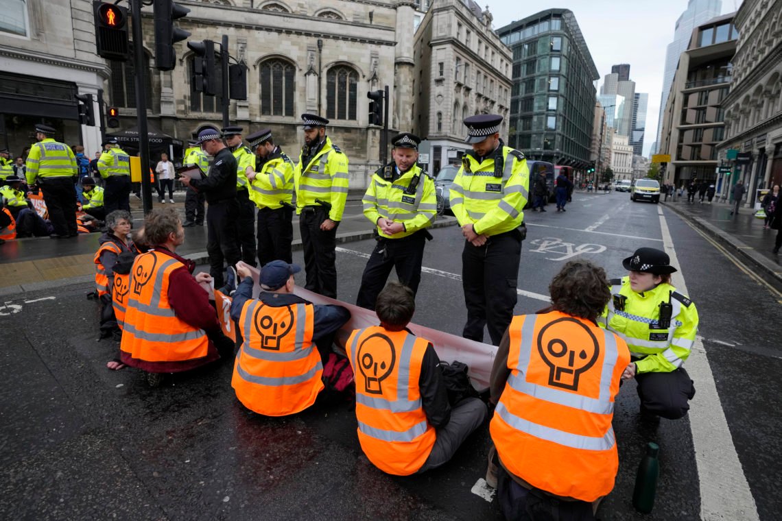 Politiet har stort sett latt klimapøblene i Just Stop Oil holde på med å terrorisere befolkningen. Men hvis de får viljen sin vil de fleste menneskene på planeten dø. Foto: AP /Kirsty Wigglesworth/ NTB Politiet har stort sett latt klimapøblene i Just Stop Oil holde på med å terrorisere befolkningen. Men hvis de får viljen sin vil de fleste menneskene på planeten dø. Foto: AP /Kirsty Wigglesworth/ NTB