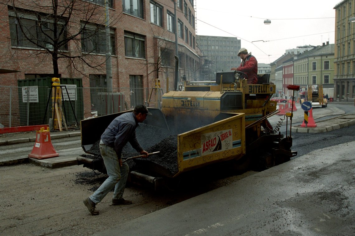 Oslo 19950425:
DEN STORE DAGBOKDAGEN. 16.000 nordmenn fulgte oppfordringen fra norsk etnologisk granskning om å sende inn sin beretning om en bestemt dag, dvs. 25. april 1995.
Dagligliv i Oslo i anledning dagbokdagen. Her veiarbeid i Pilestredet, der også trikken går. Legging av asfalt. Pilestredet 46 t.v. I bakgrunnen bygårdene rundt krysset Pilestredet/Stensberggata.
FOTO: Terje Bendiksby / NTB / NTB Oslo 19950425:
DEN STORE DAGBOKDAGEN. 16.000 nordmenn fulgte oppfordringen fra norsk etnologisk granskning om å sende inn sin beretning om en bestemt dag, dvs. 25. april 1995.
Dagligliv i Oslo i anledning dagbokdagen. Her veiarbeid i Pilestredet, der også trikken går. Legging av asfalt. Pilestredet 46 t.v. I bakgrunnen bygårdene rundt krysset Pilestredet/Stensberggata.
FOTO: Terje Bendiksby / NTB / NTB