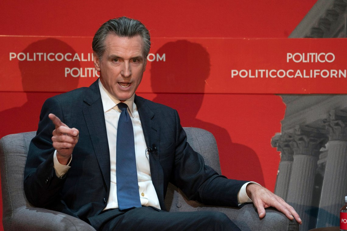 Det er uklart hva Californias guvernør Gary Newsom (D) peker på, men kanskje peker han i den retningen hundretusenvis av innbyggere beveger seg: Ut av delstaten. Foto: AP /Rich Pedroncelli /NTB Det er uklart hva Californias guvernør Gary Newsom (D) peker på, men kanskje peker han i den retningen hundretusenvis av innbyggere beveger seg: Ut av delstaten. Foto: AP /Rich Pedroncelli /NTB