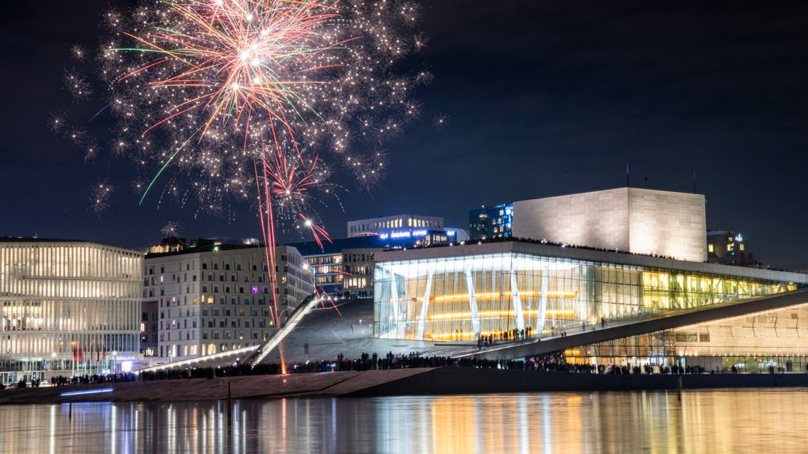 Det er besluttet nasjonal bevæpning av innsatspersonell i politiet fram til midnatt 1. januar 2024. Her fra nyttårsaften i Oslo i fjor. Foto: Rodrigo Freitas / NTB Det er besluttet nasjonal bevæpning av innsatspersonell i politiet fram til midnatt 1. januar 2024. Her fra nyttårsaften i Oslo i fjor. Foto: Rodrigo Freitas / NTB