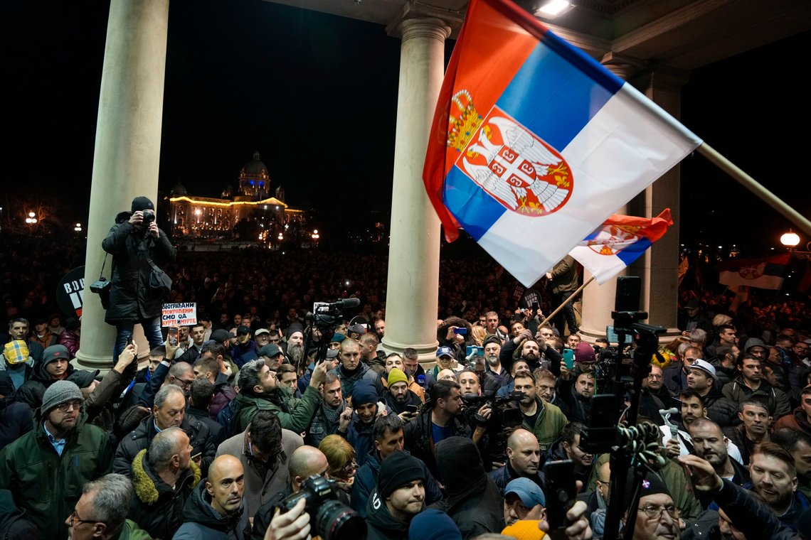Det har vært store protester i Serbias hovedstad Beograd etter valget 17. desember, der sittende statsminister Aleksandar Vucic og hans populistparti SNS hevder å ha gått seirende ut. Opposisjonen hevder at det fant sted omfattende valgfusk. Foto: AP / NTB Det har vært store protester i Serbias hovedstad Beograd etter valget 17. desember, der sittende statsminister Aleksandar Vucic og hans populistparti SNS hevder å ha gått seirende ut. Opposisjonen hevder at det fant sted omfattende valgfusk. Foto: AP / NTB