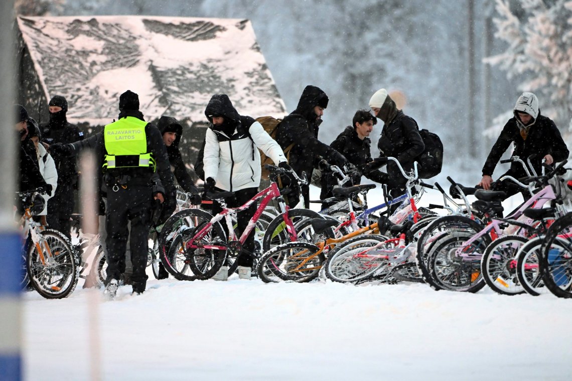 Mange migranter ankom den finske grensen på sykler fra Russland, akkurat som det Norge opplevde for noen år siden. Finland reagerte raskt, og har nå stengt grenseovergangene. Foto: AP/ Jussi Nukari/ Lehtikuva/ NTB Mange migranter ankom den finske grensen på sykler fra Russland, akkurat som det Norge opplevde for noen år siden. Finland reagerte raskt, og har nå stengt grenseovergangene. Foto: AP/ Jussi Nukari/ Lehtikuva/ NTB