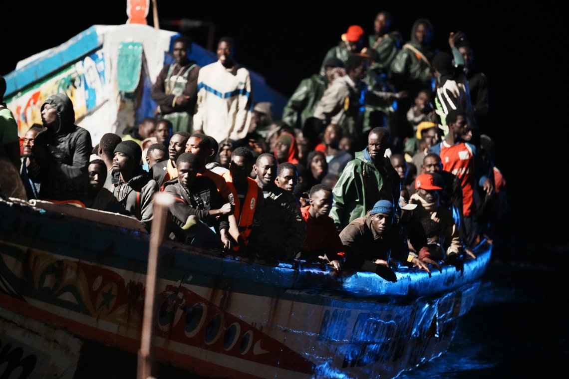 Båtmigranter ankommer Kanariøyene tidlig i november. Men å si at de millionene som ankommer Europa er en form for befolkningsutskiftning anses som en høyreekstrem konspirasjonsteori. Utlendinger som ankommer Ukraina, som har en grense man tydeligvis ser en verdi av å beskytte, kan dog omtales på nøyaktig samme måte. Foto: Humberto Bilbao/Europa Press/ AP/ NTB Båtmigranter ankommer Kanariøyene tidlig i november. Men å si at de millionene som ankommer Europa er en form for befolkningsutskiftning anses som en høyreekstrem konspirasjonsteori. Utlendinger som ankommer Ukraina, som har en grense man tydeligvis ser en verdi av å beskytte, kan dog omtales på nøyaktig samme måte. Foto: Humberto Bilbao/Europa Press/ AP/ NTB