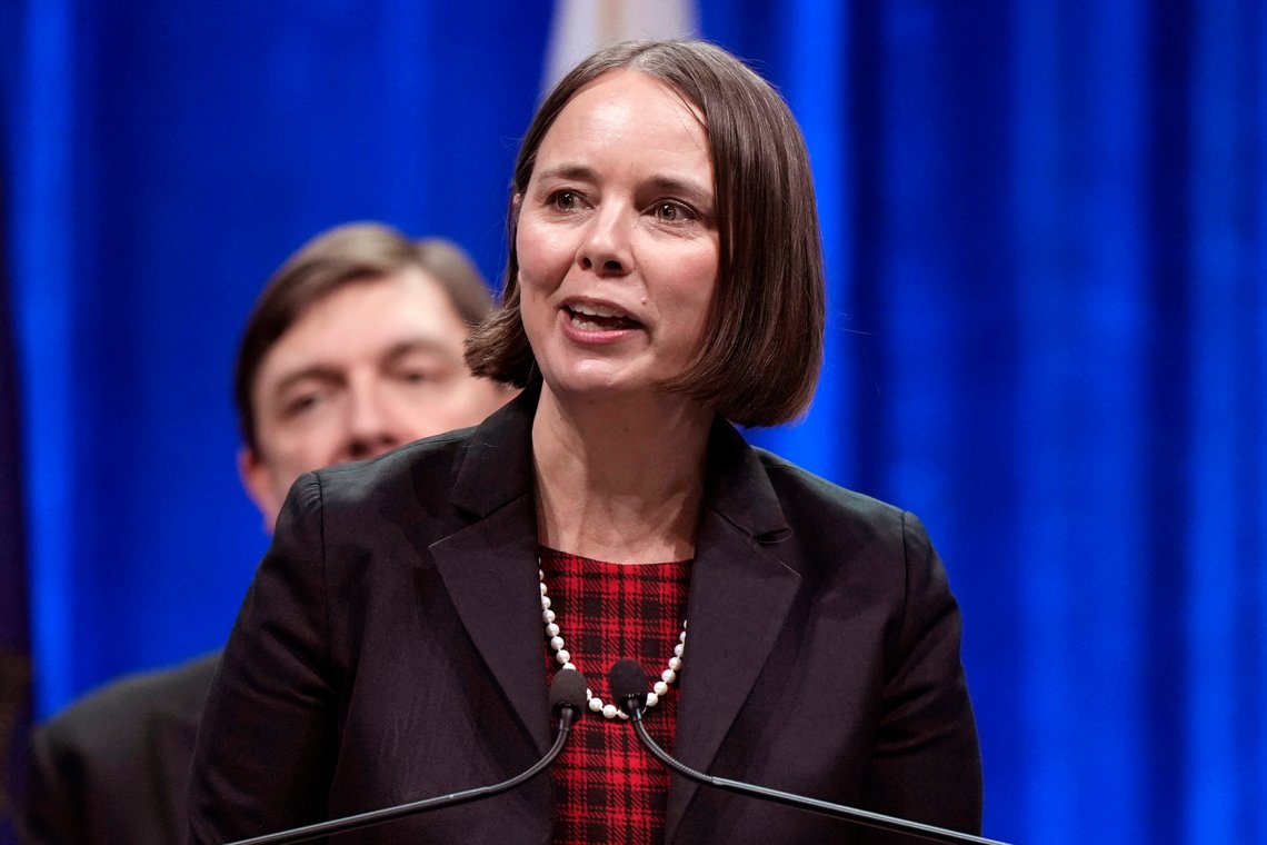 Delstatsminister Shenna Bellows (D) i Maine har konkludert med at Donald Trump ikke kan delta i primærvalget. Foto: Robert F. Bukaty / AP / NTB Delstatsminister Shenna Bellows (D) i Maine har konkludert med at Donald Trump ikke kan delta i primærvalget. Foto: Robert F. Bukaty / AP / NTB
