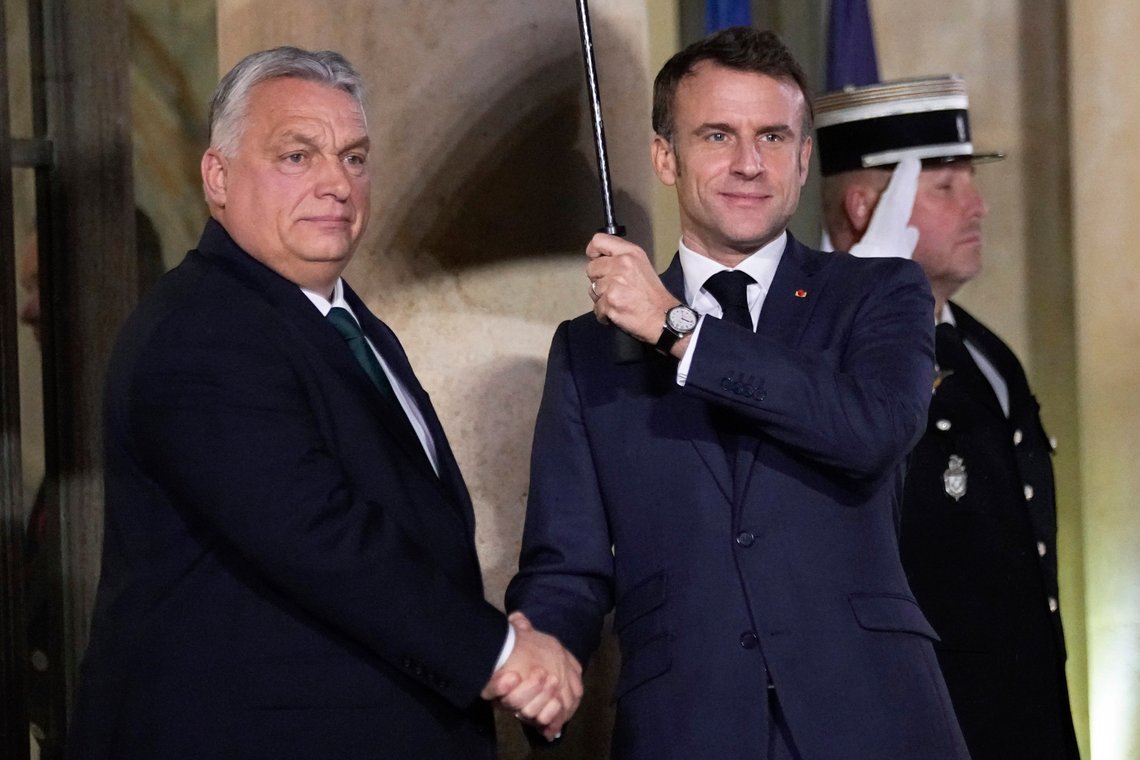 Viktor Orbán besøkte Frankrikes president Emmanuel Macron torsdag. De to statslederne styrer to helt forskjellige nasjoner. Foto: AP /Michel Euler/ NTB Viktor Orbán besøkte Frankrikes president Emmanuel Macron torsdag. De to statslederne styrer to helt forskjellige nasjoner. Foto: AP /Michel Euler/ NTB