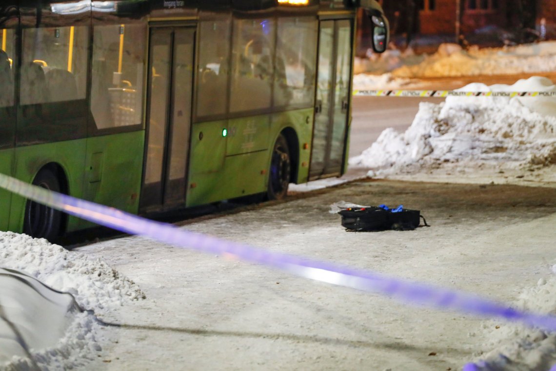 Dønski 20231222.
Politisperringer og en førstehjelpssekk utenfor en buss ved stedet der en person er knivstukket i nærheten av Bærum sykehus på Dønski i Bærum fredag kveld.
Foto: Frederik Ringnes / NTB Dønski 20231222.
Politisperringer og en førstehjelpssekk utenfor en buss ved stedet der en person er knivstukket i nærheten av Bærum sykehus på Dønski i Bærum fredag kveld.
Foto: Frederik Ringnes / NTB