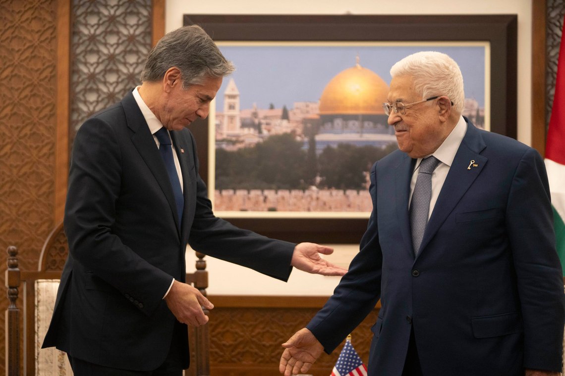 USAs utenriksminister blant venner, i et møte med palestinernes president Mahmoud Abbas i Ramallah på Vestbredden. Foto: Nasser Nasser, Pool / AP / NTB USAs utenriksminister blant venner, i et møte med palestinernes president Mahmoud Abbas i Ramallah på Vestbredden. Foto: Nasser Nasser, Pool / AP / NTB