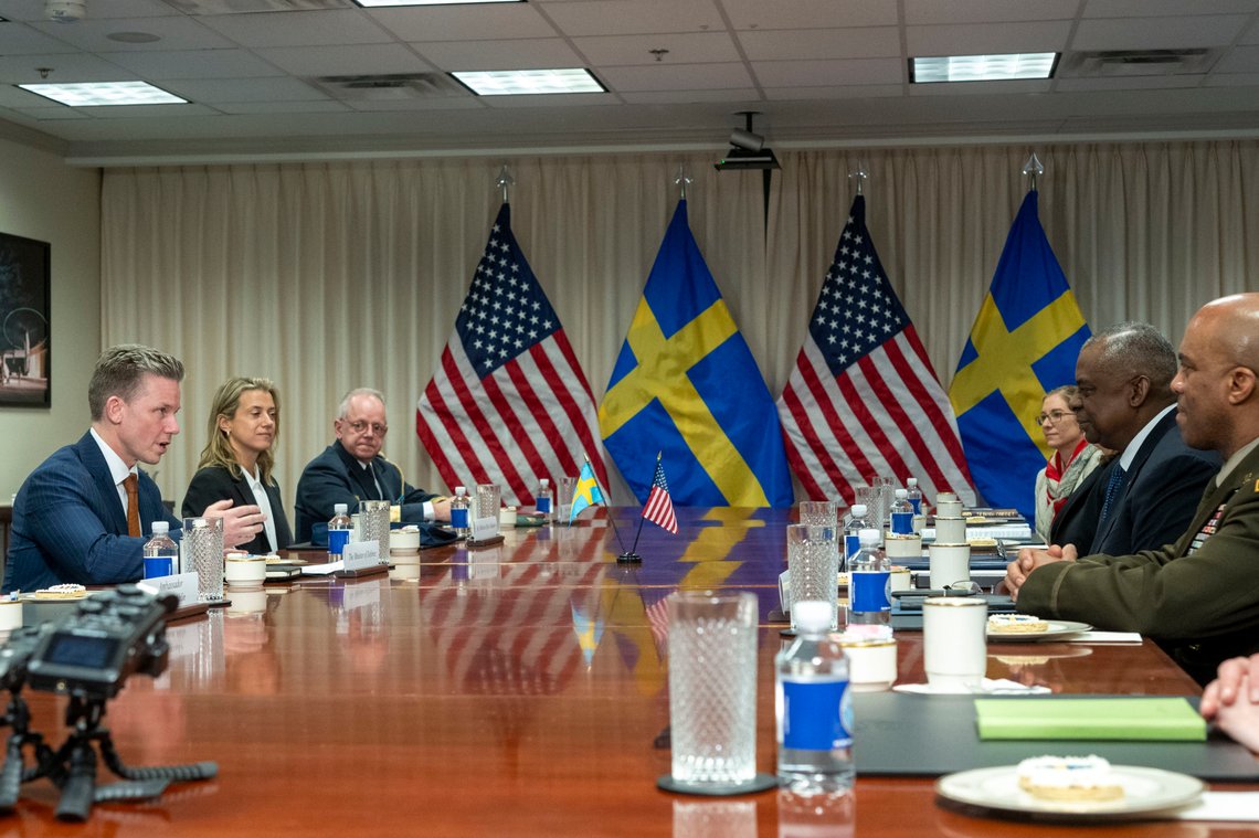 Sveriges forsvarsminister Pål Jonson, til venstre, snakker under et møte med forsvarsminister Lloyd Austin, til høyre, i Pentagon tirsdag 5. desember 2023 i Washington. Foto: AP/Kevin Wolf Sveriges forsvarsminister Pål Jonson, til venstre, snakker under et møte med forsvarsminister Lloyd Austin, til høyre, i Pentagon tirsdag 5. desember 2023 i Washington. Foto: AP/Kevin Wolf